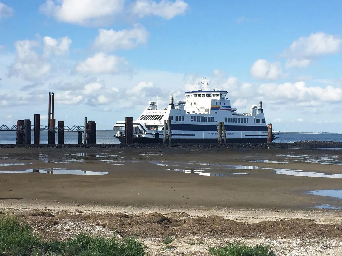 Huus Heverknob Ferienwohnung *Strandlöper* Wittdün auf Amrum - Blick auf den Fähranleger