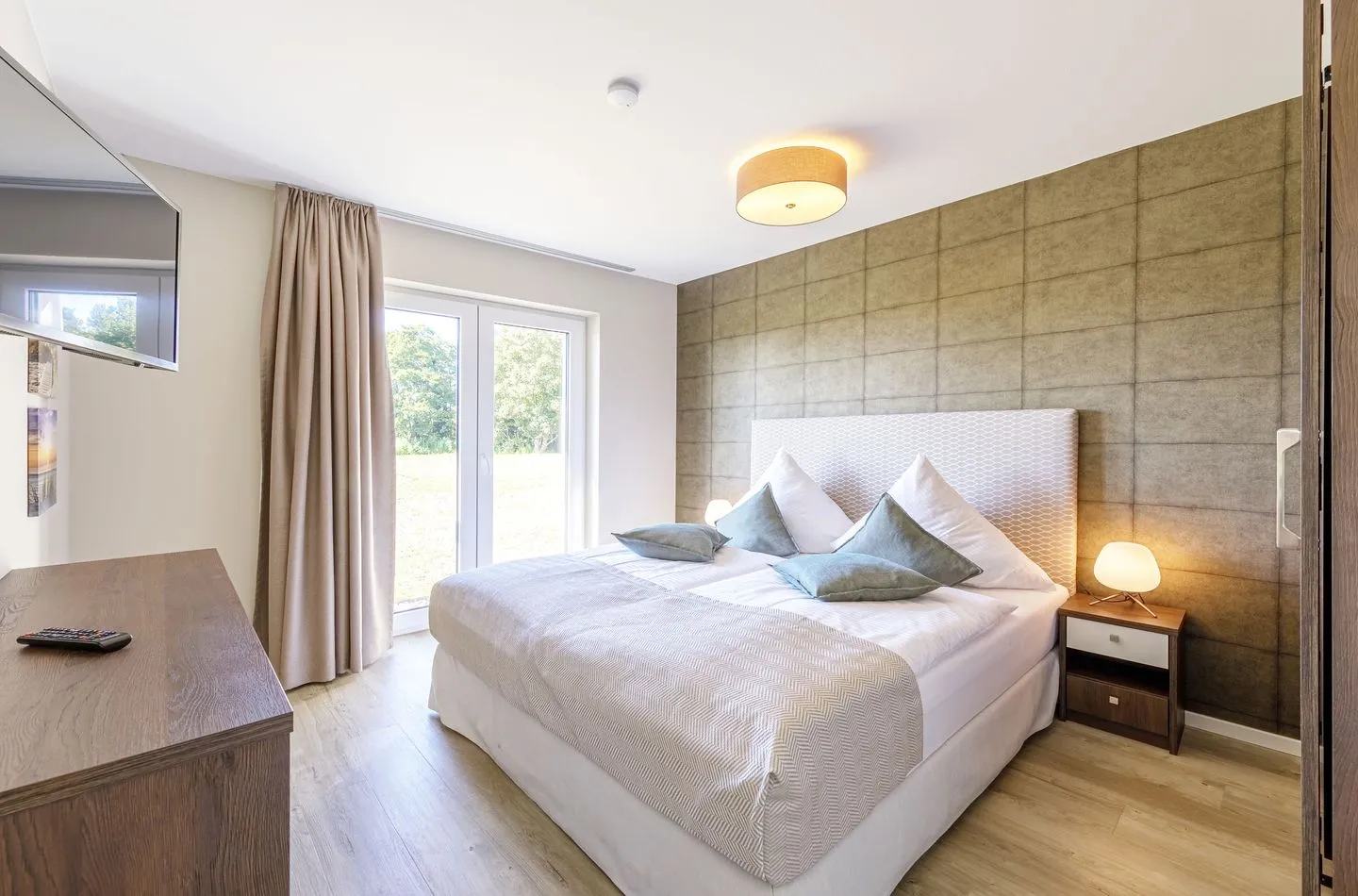 Strandidylle Wustrow - Ferienwohnung Strandidylle Ostseebad Wustrow Schlafzimmer mit großem Bett