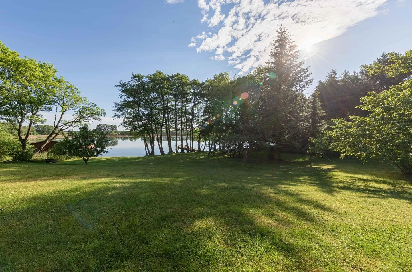 Zwergtaucher Jabel - Ferienwohnung Zwergtaucher Blick auf das Grundstück und den Loppiner See