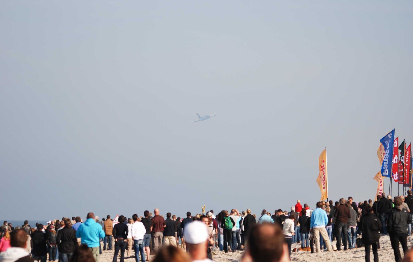 viele Menschen stehen am Strand vor Westerland und schauen dem Überflug des A-380 zu