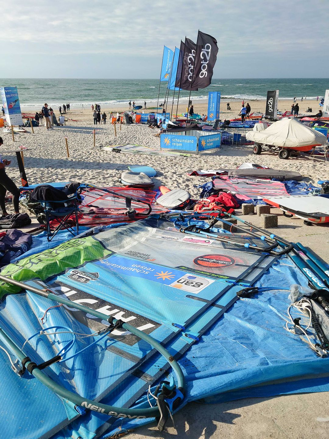 zu sehen ist das Windsurfequipement der internationalen Surf-Elite am Strand von Westerland
