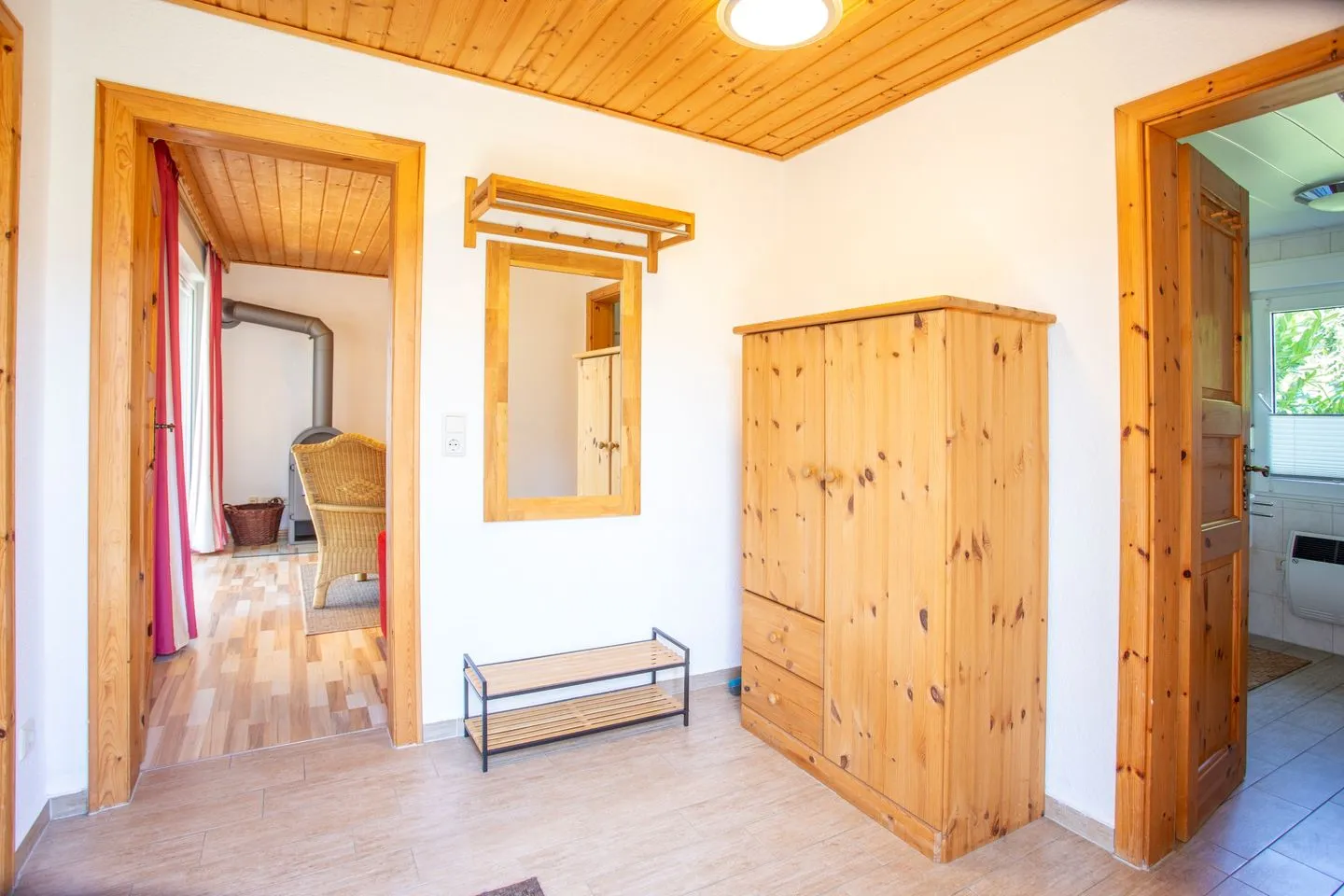 MöwenNest Silz - Ferienhaus MöwenNest Blick in den Flur mit Kleiderschrank