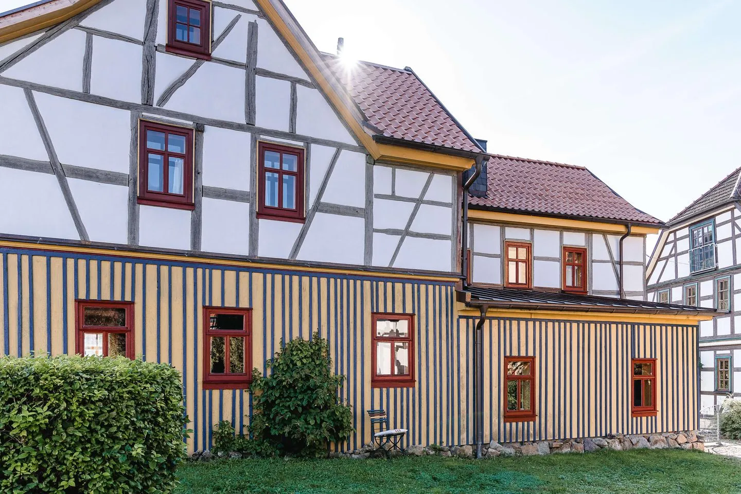 Ferienwohnung Landhaus Fröbel Thüringer Wald - Außenansicht des tollen Fachwerkgebäudes