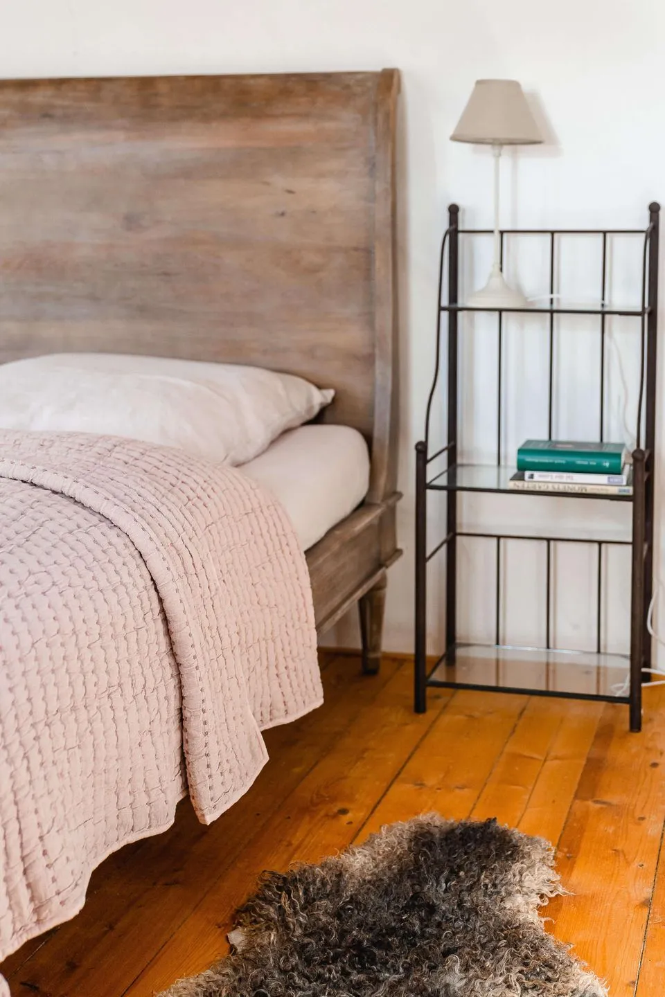 Ferienwohnung Landhaus Fröbel Thüringer Wald - Bett mit Ablage und Lampe