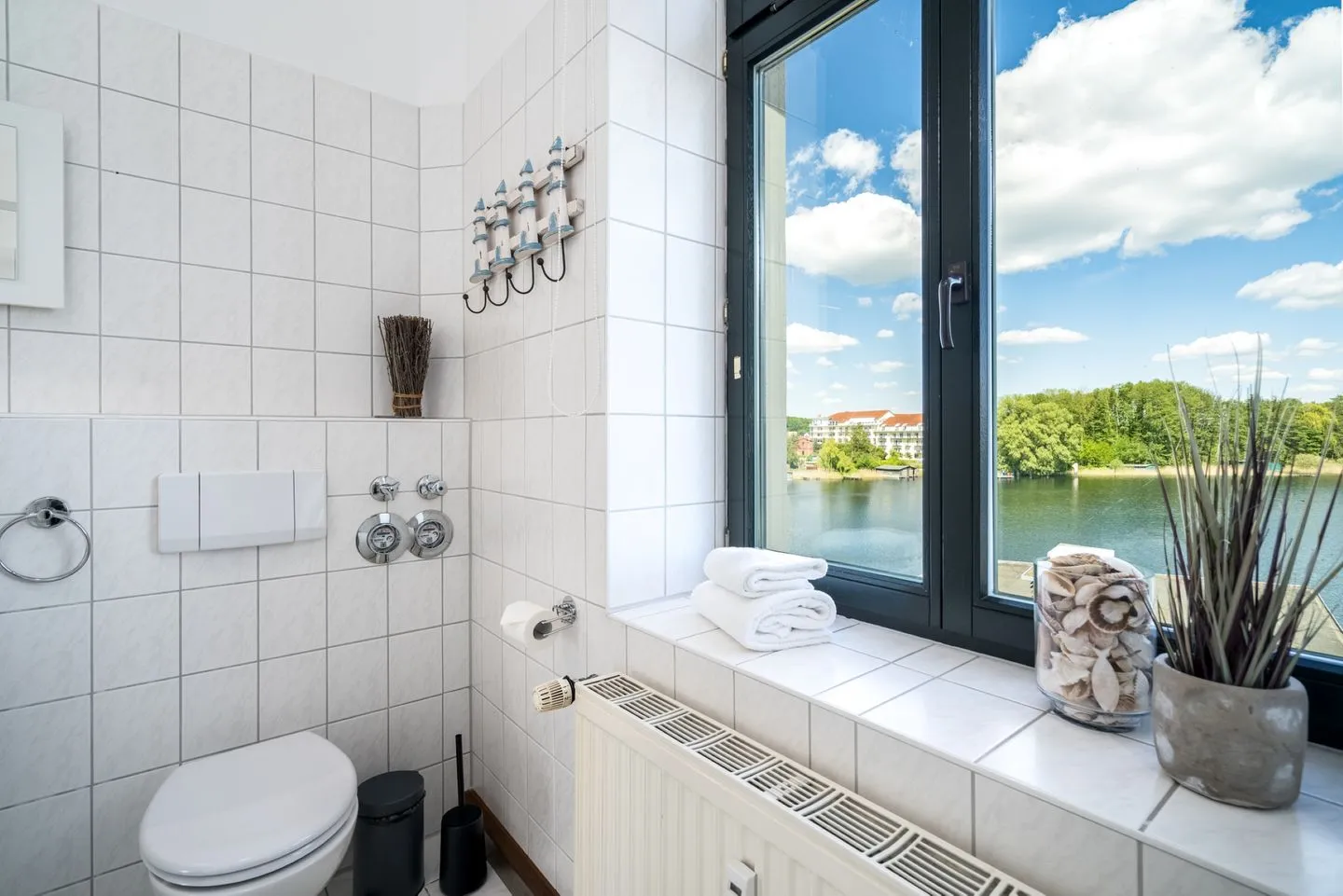 SeaLove Malchow - Ferienwohnung SeaLove in Malchow Blick aus dem Badezimmer auf den Malchower See