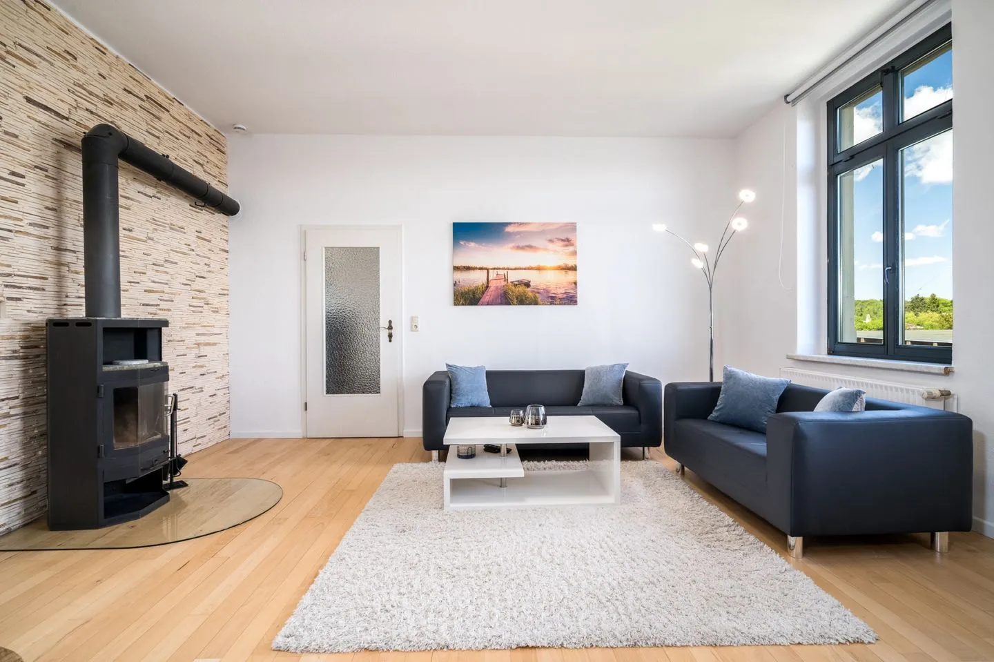 BlueSea Malchow - Ferienwohnung BlueSea in Malchow Wohnzimmer mit Kamin und Couch