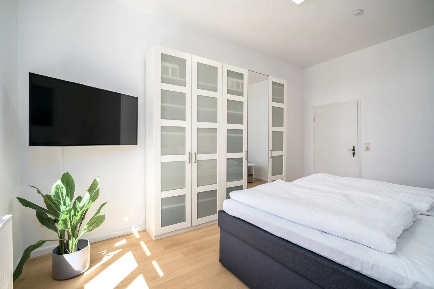 BlueSea Malchow - Ferienwohnung BlueSea in Malchow Schlafzimmer mit TV und Doppelbett