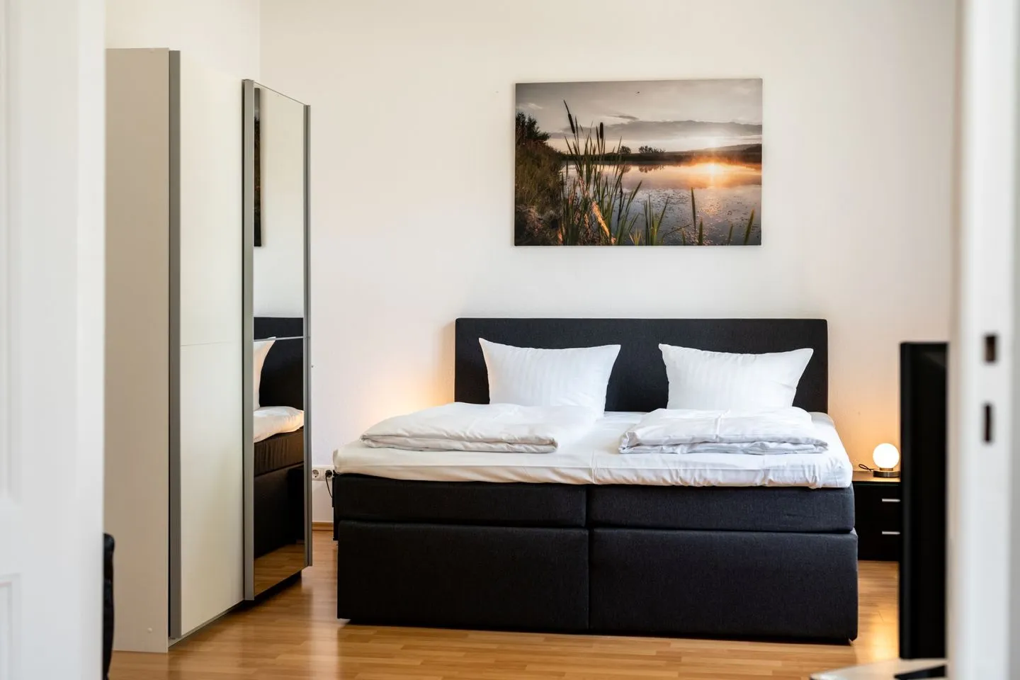 Strandgut Malchow - Ferienwohnung Strandgut Schlafzimmer mit Doppelbett und Kleiderschrank