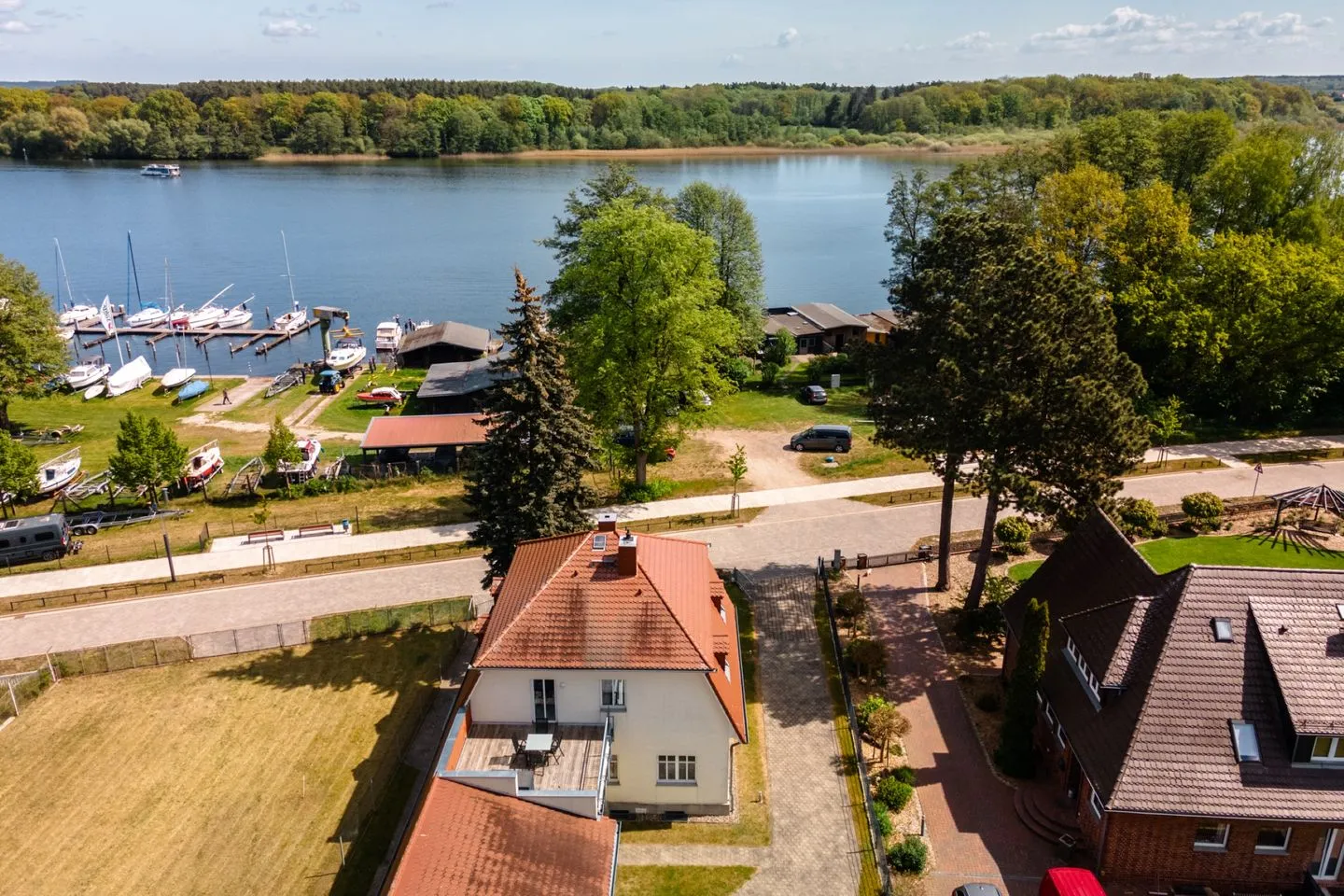 Strandgut Malchow - Ferienwohnung Strandgut Drohnenaufnahme von Haus und Umgebung