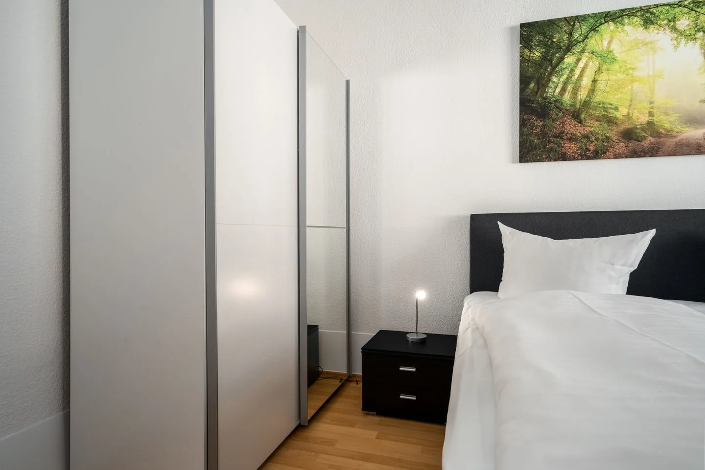 Strandgut Malchow - Ferienwohnung Strandgut Schlafzimmer mit Doppelbett und Kleiderschrank