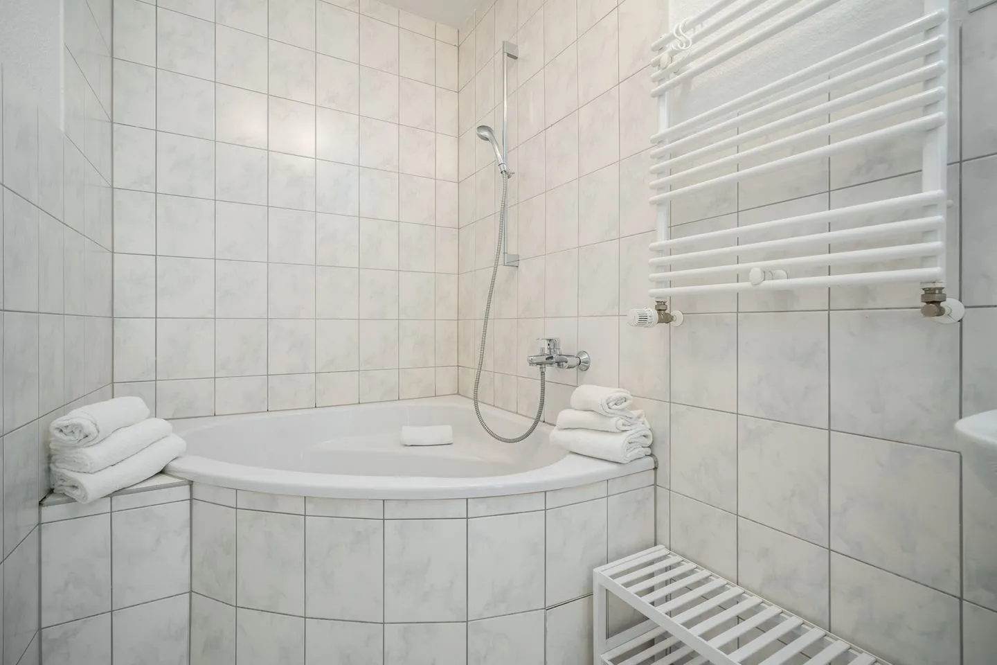 Strandgut Malchow - Ferienwohnung Strandgut Badezimmer mit Badewanne