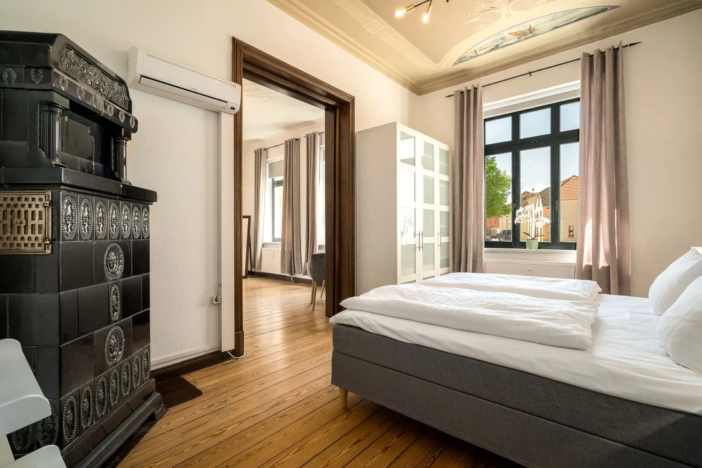 InselLiebe Malchow - Ferienwohnung InselLiebe in Malchow Schlafzimmer mit Doppelbett und Kleiderschrank