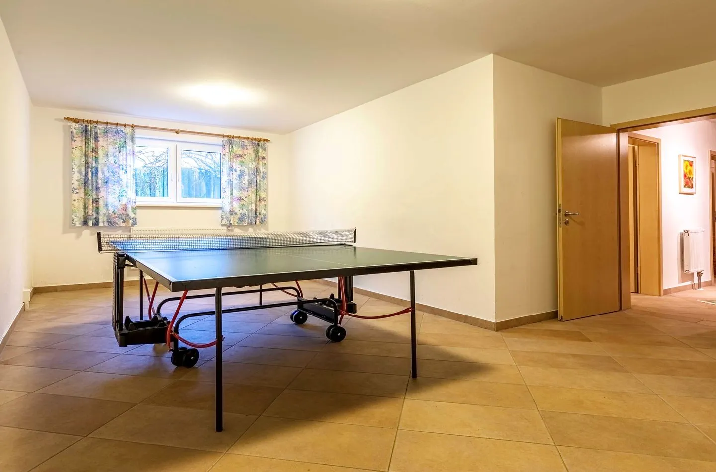 Havelquelle Kratzeburg - Ferienhaus Havelquelle Freizeitraum mit Tischtennisplatte