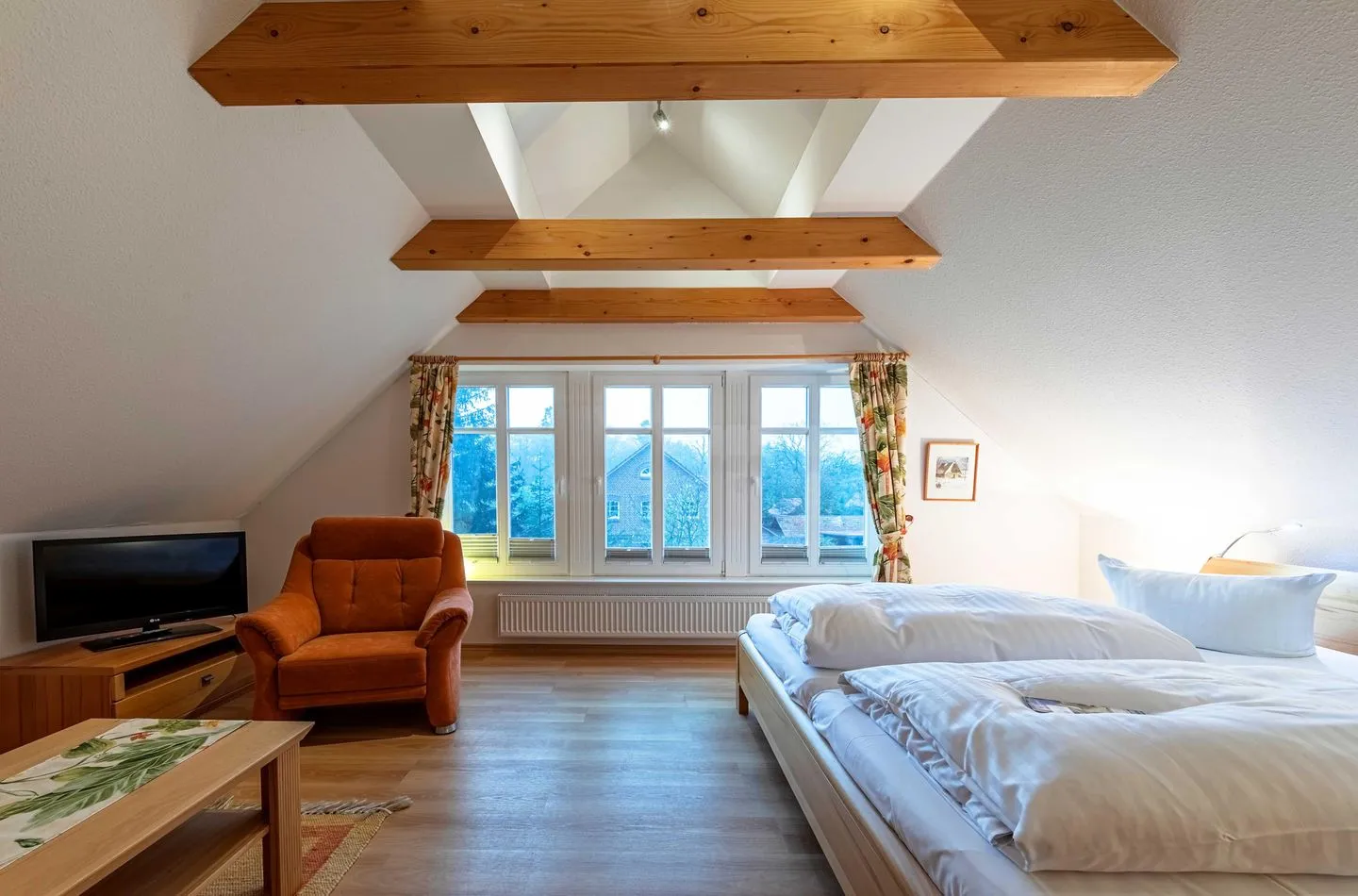 Havelquelle Kratzeburg - Ferienhaus Havelquelle Schlafzimmer mit Doppelbett und TV