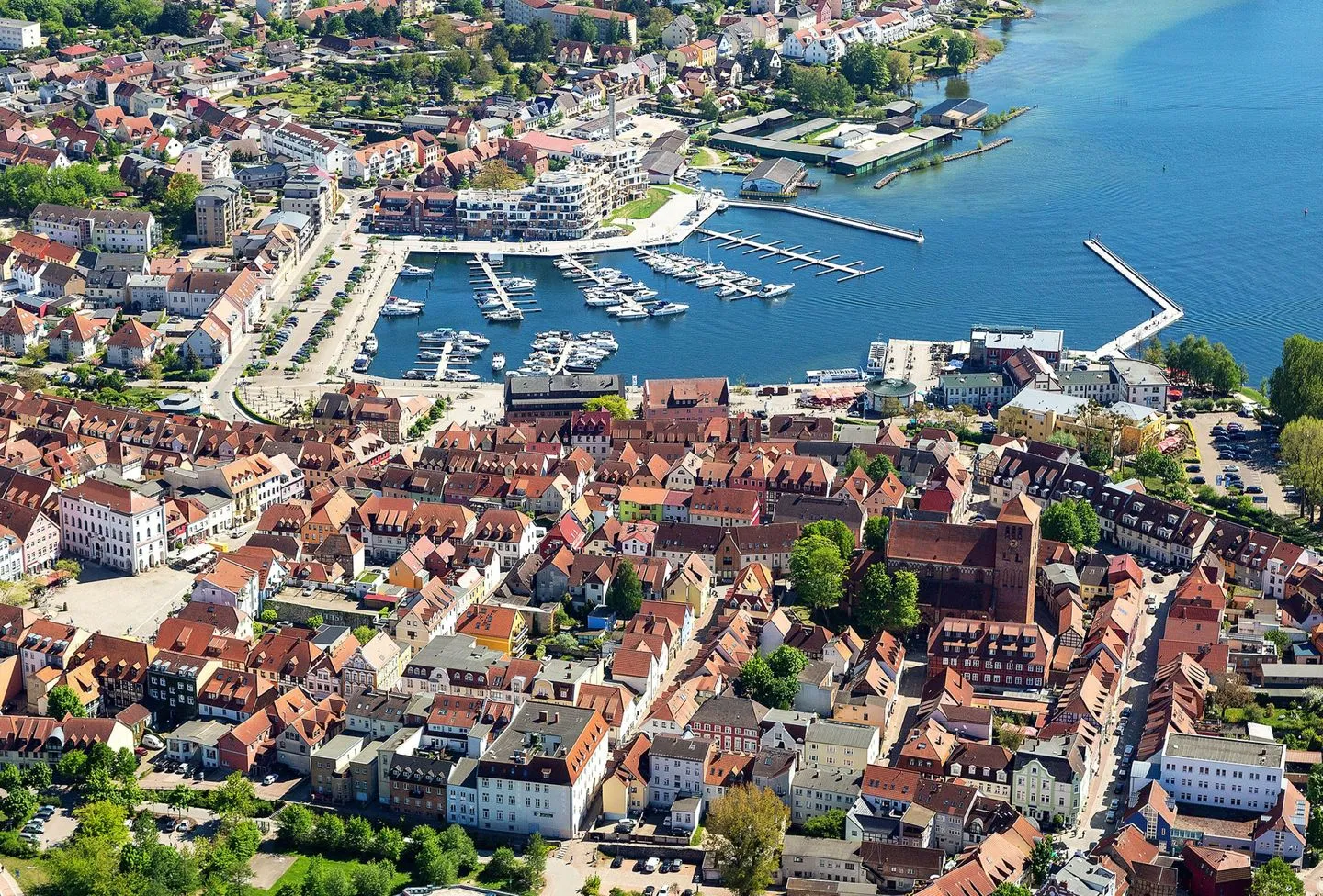 Hafendomicil MareMüritz Waren (Müritz) - Ferienwohnung Hafendomicil MareMüritz Drohnenaufnahme Waren (Müritz)