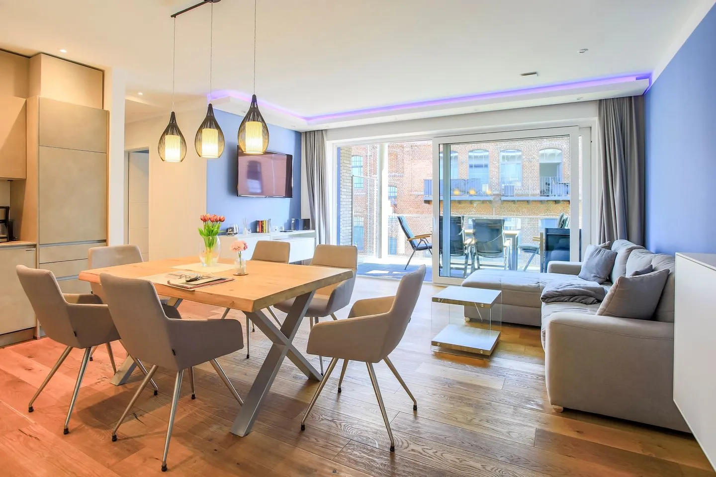 Inselsuite Malchow - Ferienwohnung Inselsuite Malchow offener Wohnbereich mit Balkon