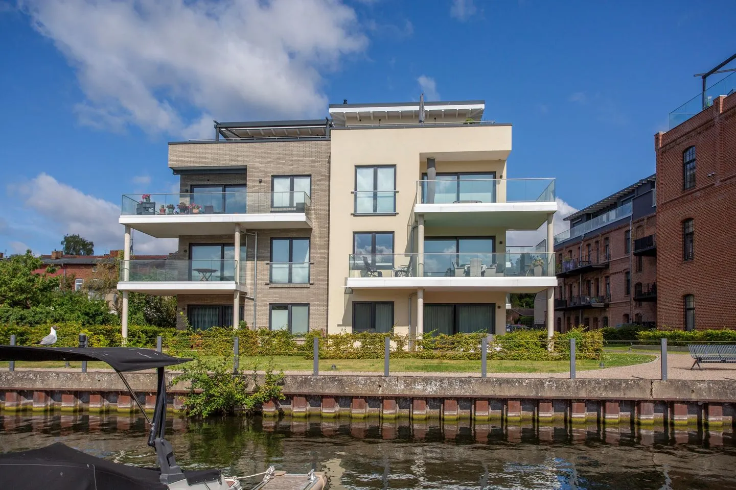 Wasserlilie Malchow - Ferienwohnung Wasserlilie Malchow Blick auf die alte Tuchfabrik