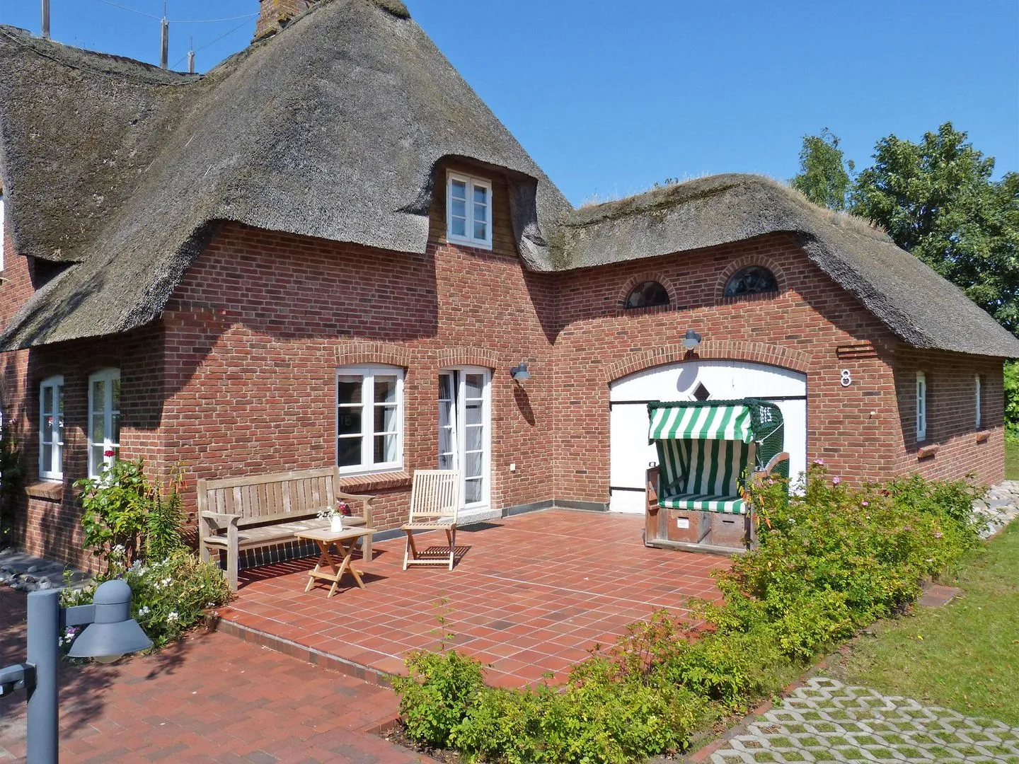 Haus *Strandweg 8* Friesenhaushälfte *Steuerbord* Süddorf auf Amrum - Ost-Terrasse des Ferienhauses Steuerbord in Süddorf auf Amrum