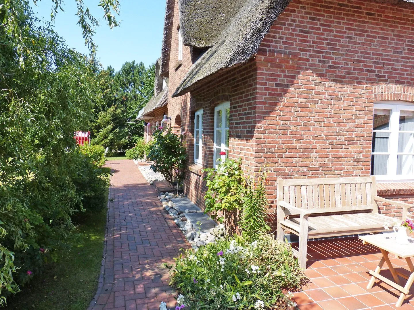 Haus *Strandweg 8* Friesenhaushälfte *Steuerbord* Süddorf auf Amrum - Ost-Terrasse des Ferienhauses Steuerbord in Süddorf auf Amrum