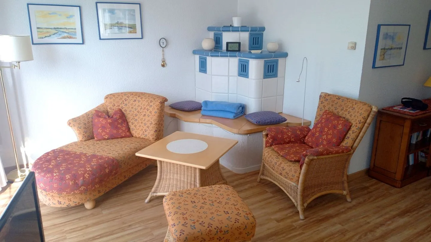 Wohnung Giesen Ostseeheilbad Zingst - Wohnbereich mit Sofa, Sessel und Elektrokamin