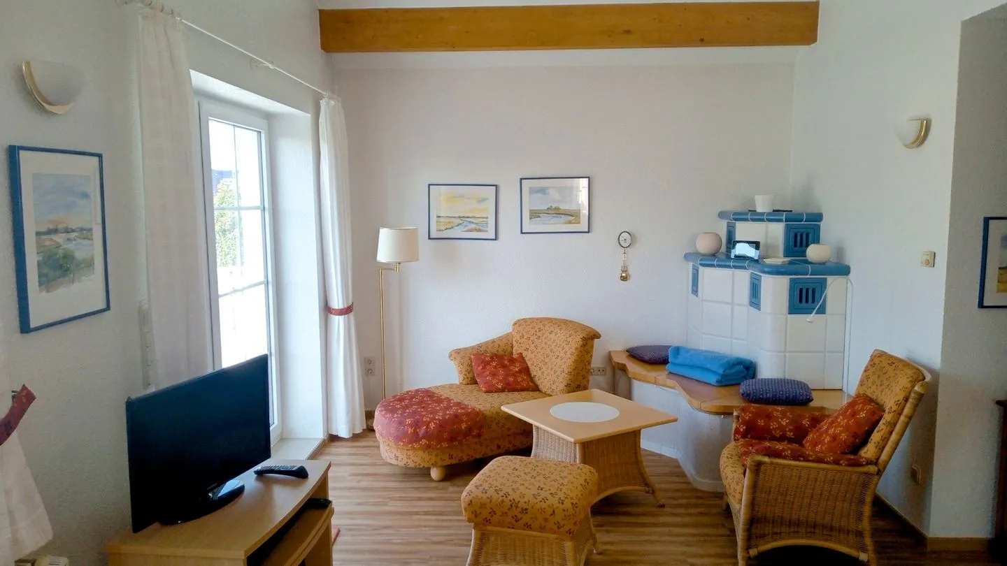 Wohnung Giesen Ostseeheilbad Zingst - Wohnbereich mit Sofa, Sessel und TV