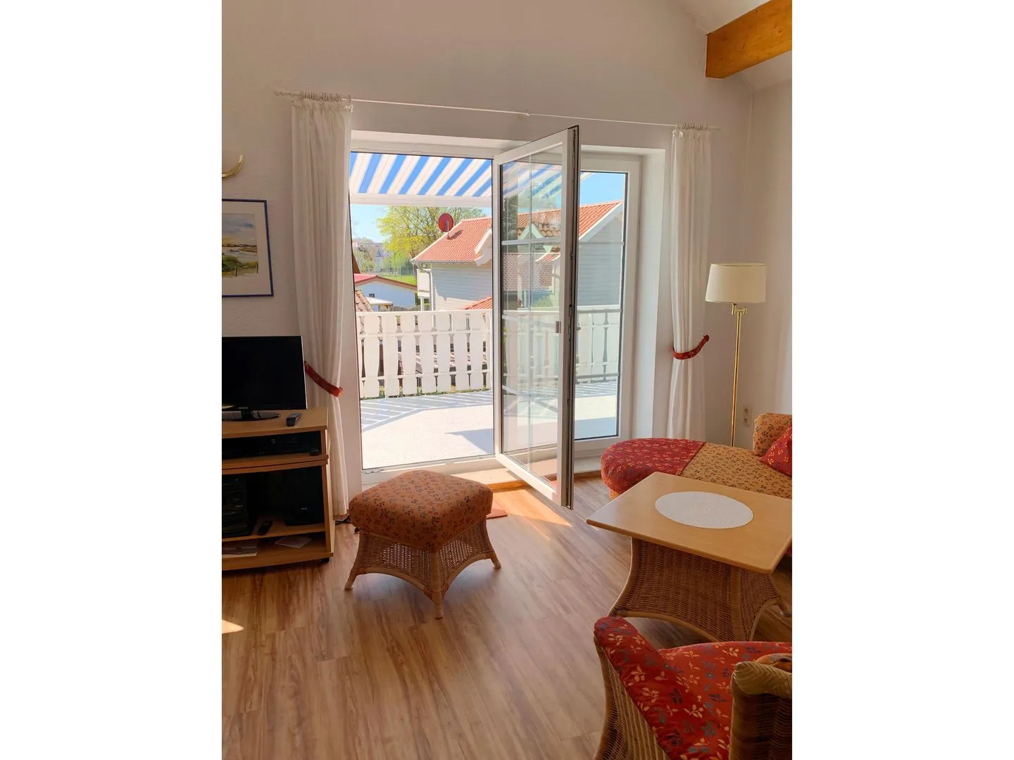 Wohnung Giesen Ostseeheilbad Zingst - Blick in den Wohnbereich und auf den Balkon