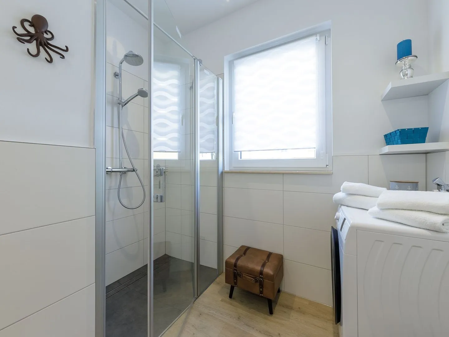 Nordlicht Malchow - Ferienwohnung Nordlicht in Malchow Badezimmer mit Glasdusche