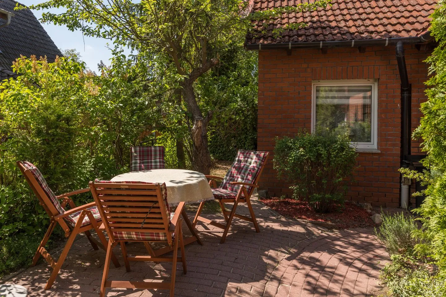 Marienkäfer Waren (Müritz) - Ferienwohnung Marienkäfer Waren sonnige Terrasse mit Gartenmöbeln
