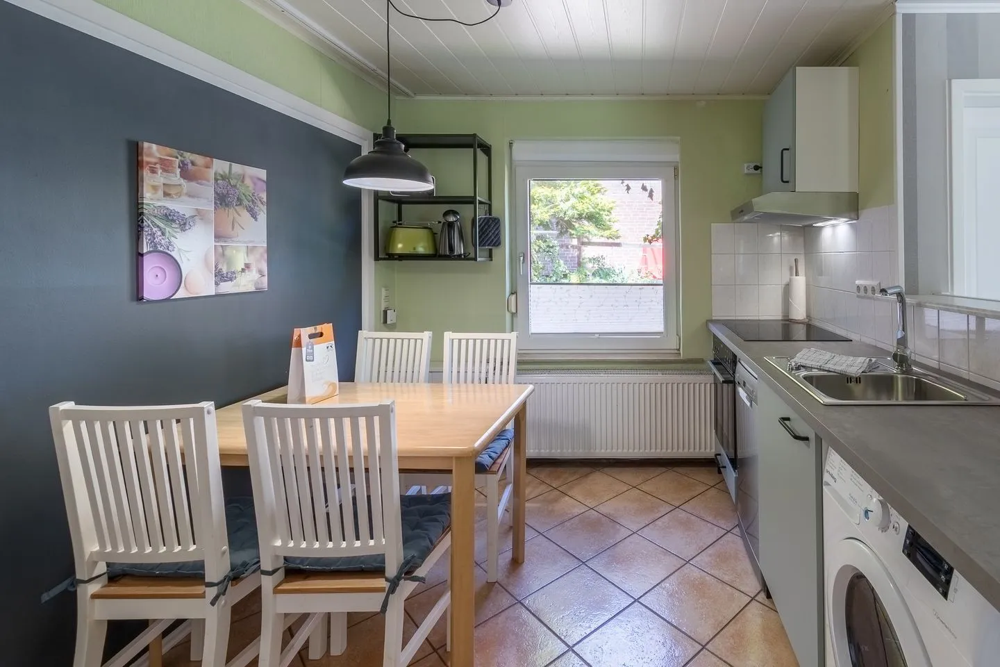 Marienkäfer Waren (Müritz) - Ferienwohnung Marienkäfer Waren mit Küchenzeile und integriertem Essecke