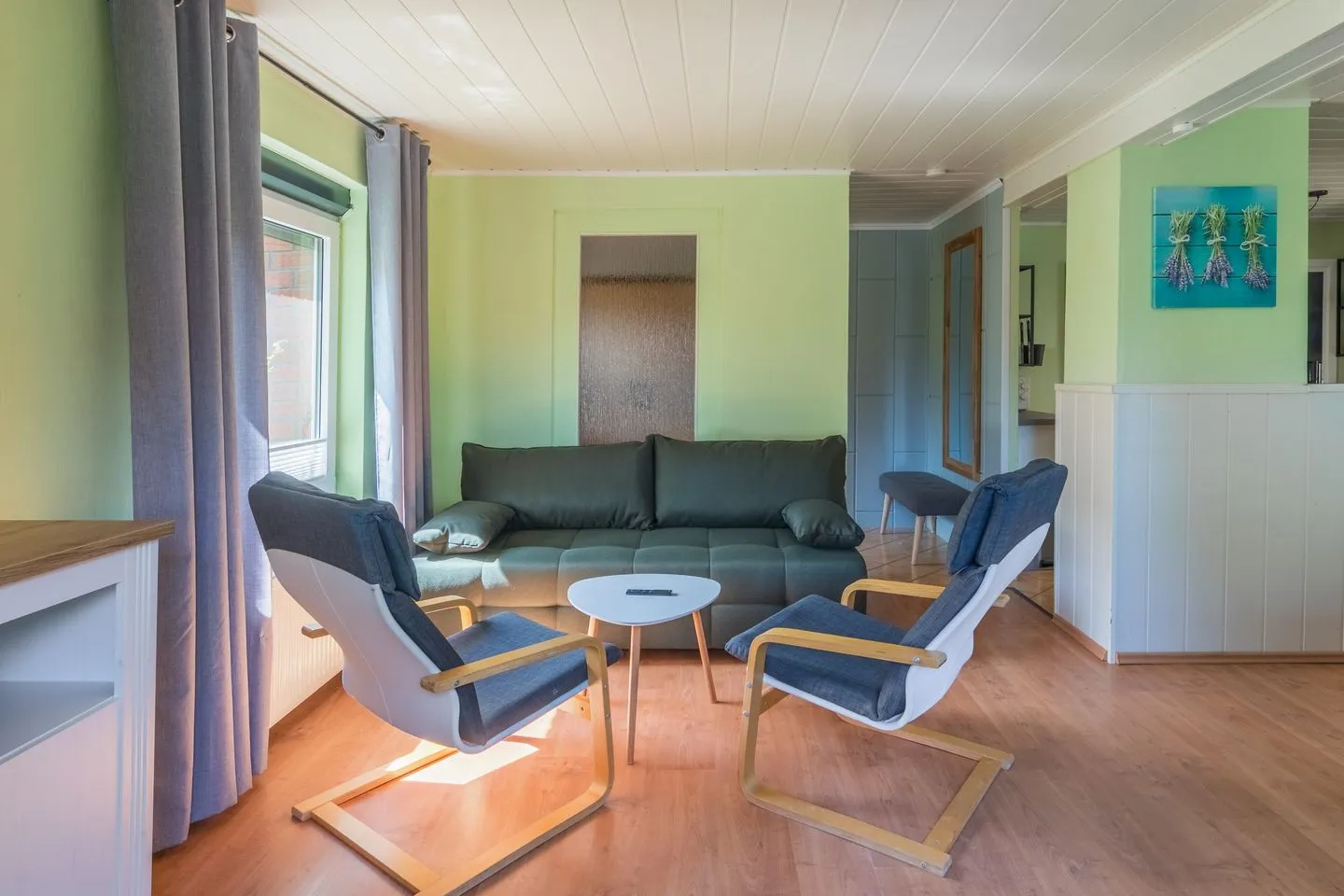 Marienkäfer Waren (Müritz) - Ferienwohnung Marienkäfer Waren helles Wohnzimmer mit bequemer Couch