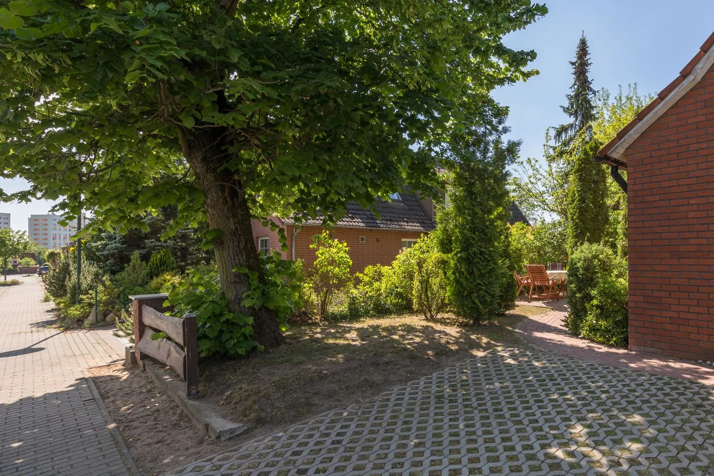 Marienkäfer Waren (Müritz) - Ferienwohnung Marienkäfer Waren mit Stellplatz am Gebäude