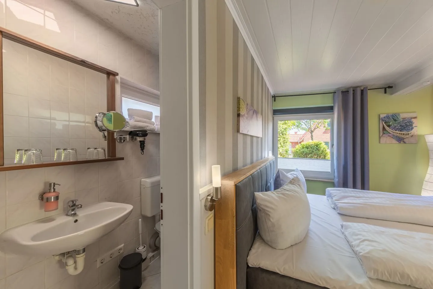 Marienkäfer Waren (Müritz) - Ferienwohnung Marienkäfer Waren Schlafbereich mit angrenzenden Bad