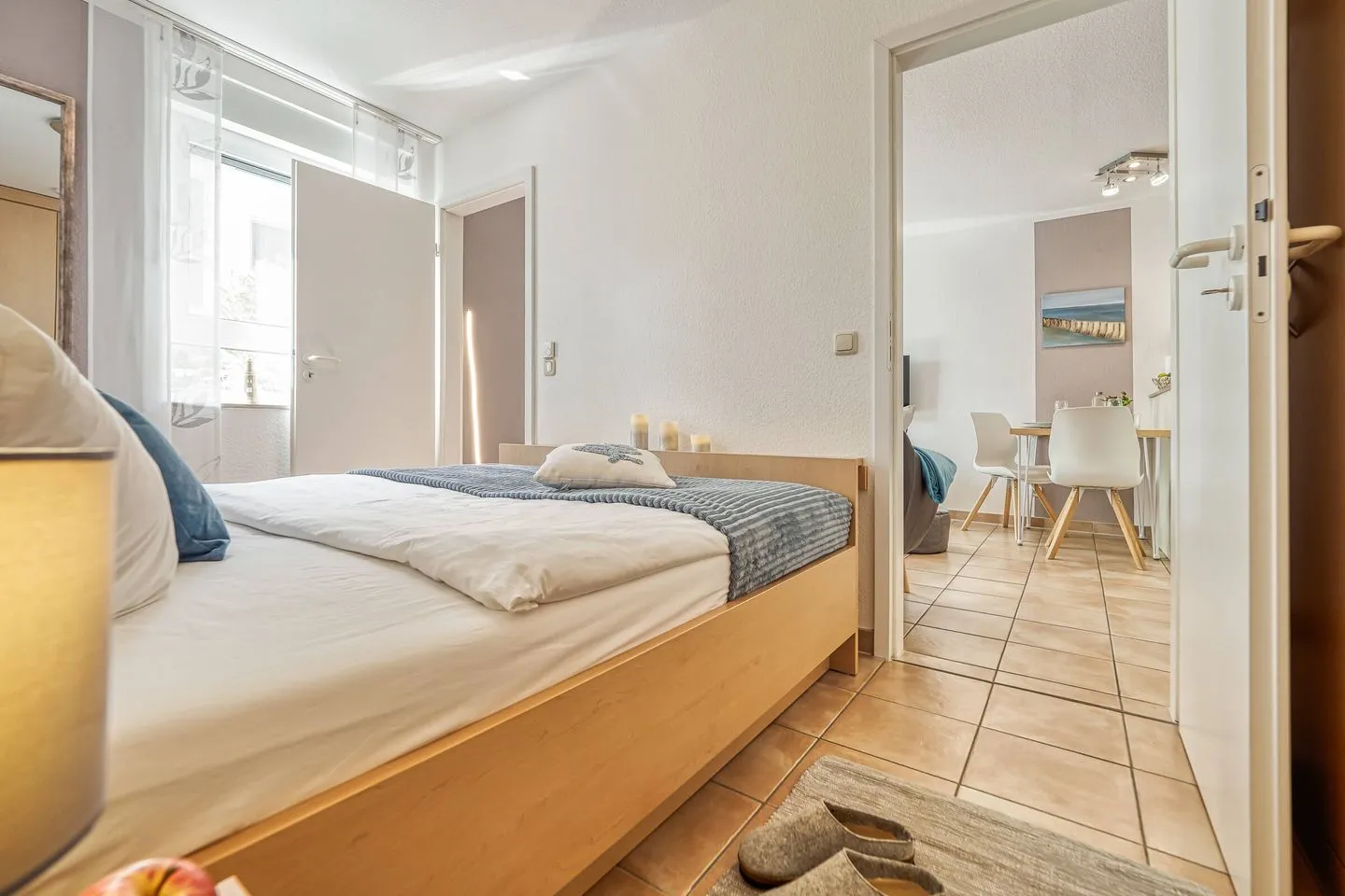 Residenz am Strand Backfisch (Ostseebrise) - Wohnung 5-66 Ostseeheilbad Zingst - Schlafzimmer mit Blick zum Wohnzimmer