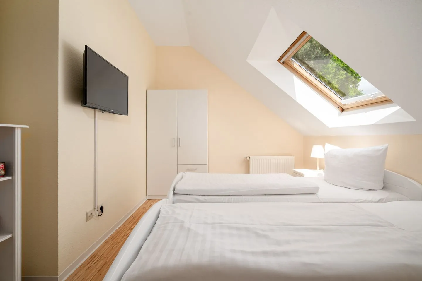Schwanensee Plauer See - Ferienhaus Schwanensee Ferienpark Lenzer Höh Schlafzimmer Obergeschoss mit TV-Wandh Schl