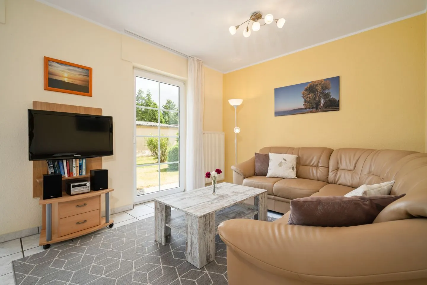 Schwanensee Plauer See - Ferienhaus Schwanensee Ferienpark Lenzer Höh Wohnbereich mit TV-Einheit