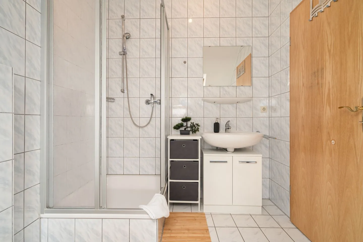 Schwanensee Plauer See - Ferienhaus Schwanensee Ferienpark Lenzer Höh Badezimmer Erdgeschoss mit Dusche