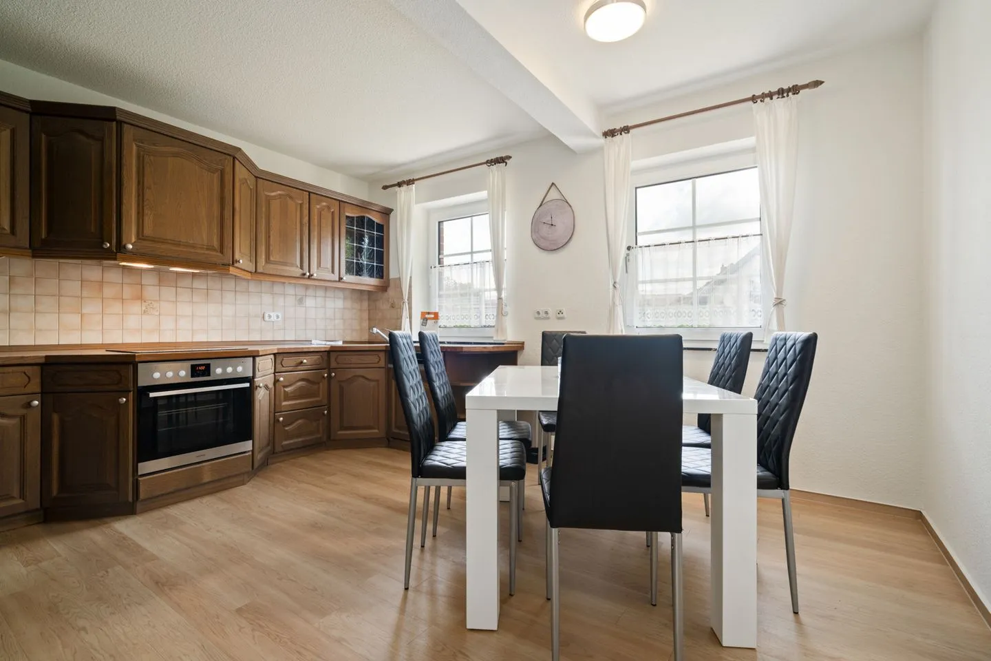 Landhus Alt-Schwerin - Ferienhaus Landhus Alt Schwerin Kueche mit Esstisch