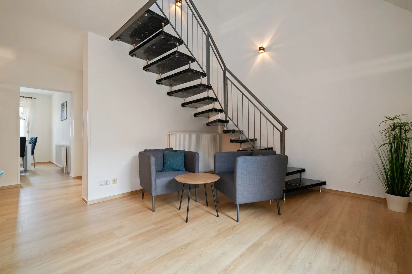 Landhus Alt-Schwerin - Ferienhaus Landhus Alt Schwerin Wohnzimmer mit Wendeltreppe