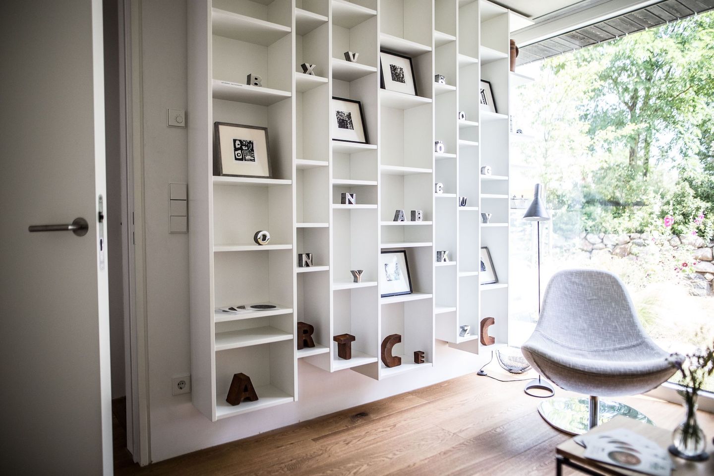 gegossene Buchstuben als Kunstwerke im Regal