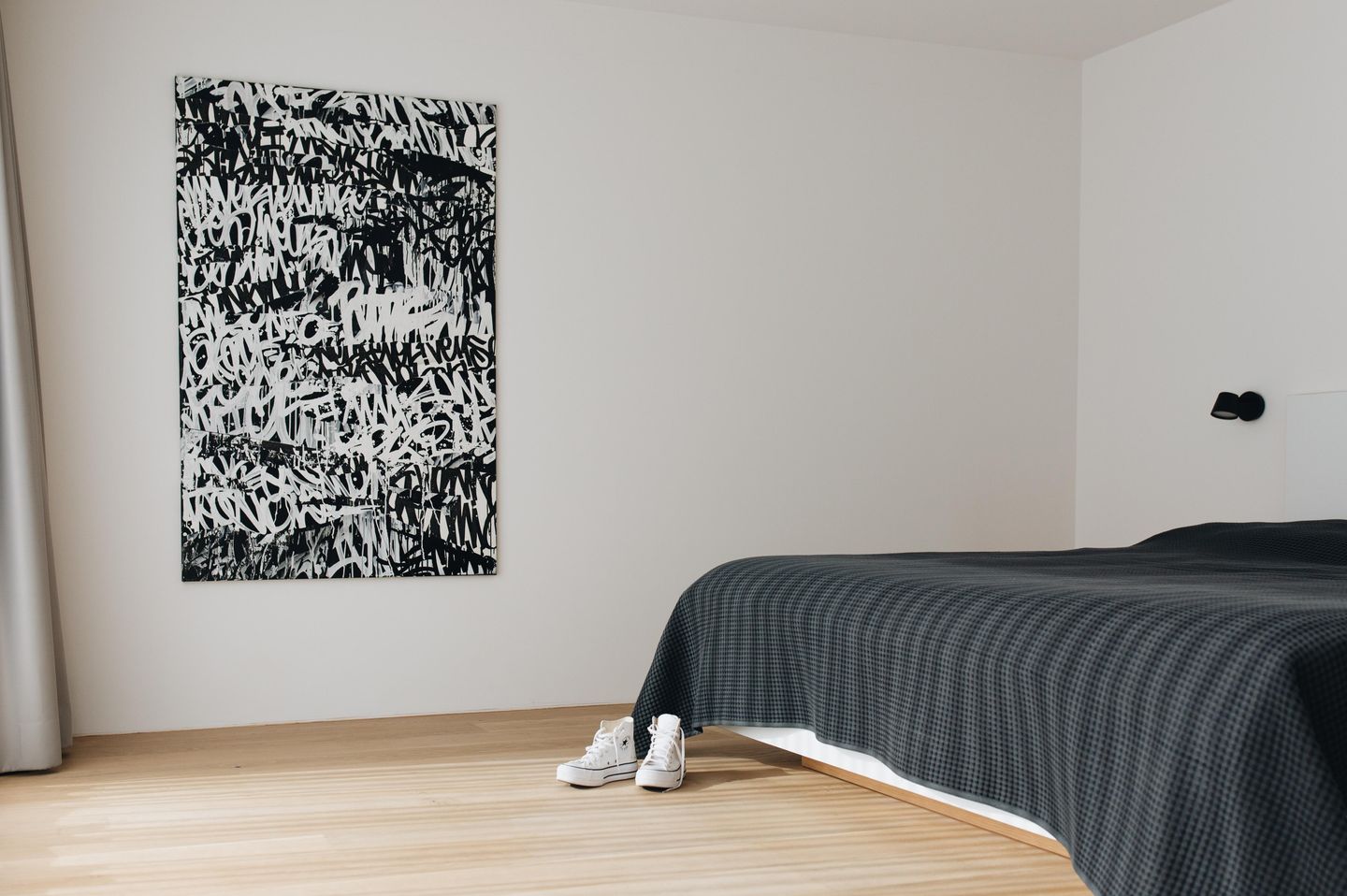 großes schwarz-weißes Bild an der Wand im Schlafzimmer, Kunstwerk von Fillin Guas