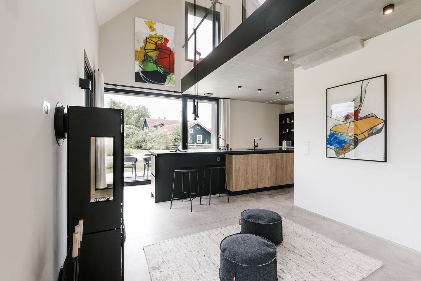 große farbige Bilder an der Wand im Wohnraum mit Kamin, Kunst von Anke Evers