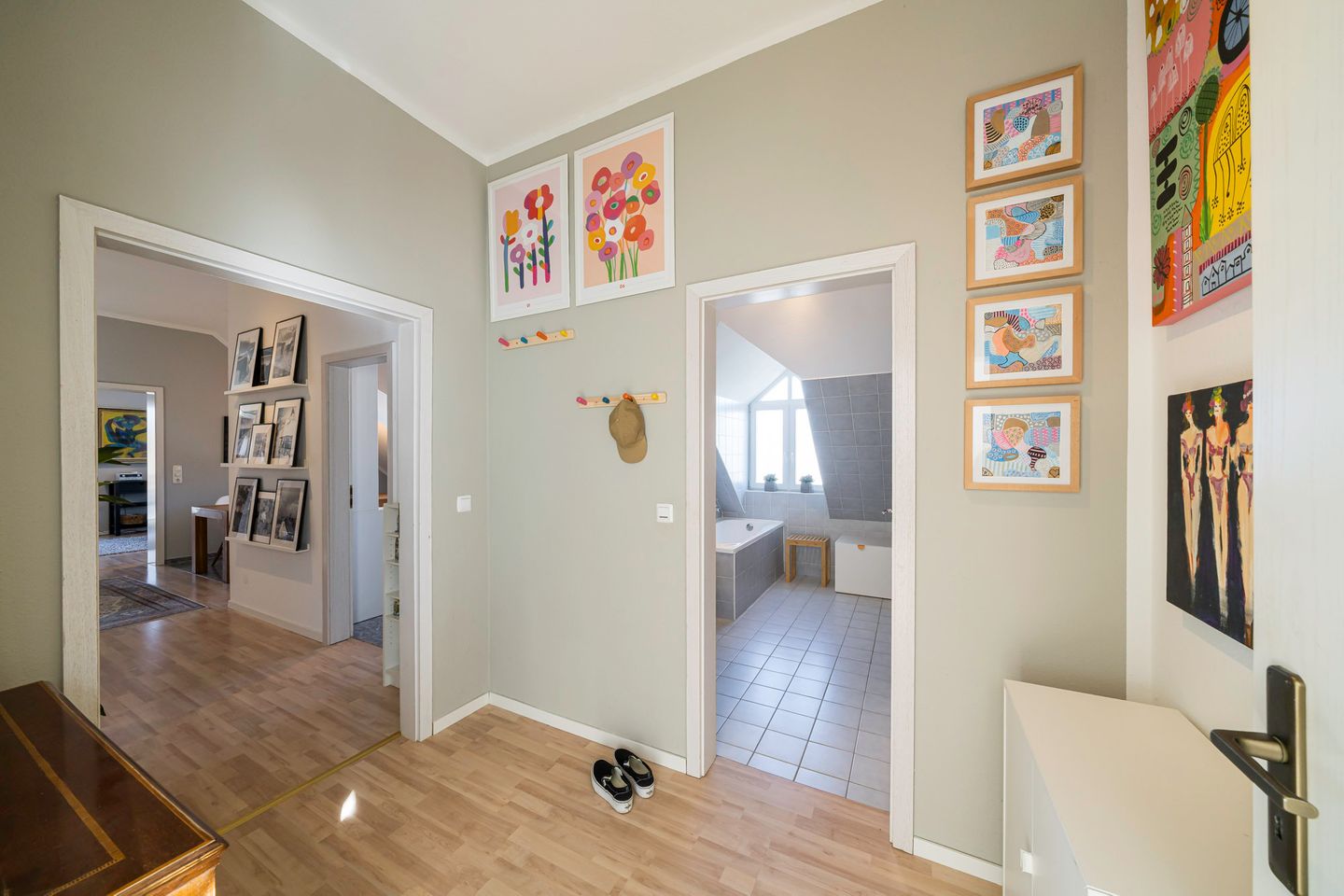 Blick in eine Ferienwohnung mit vielen verschiedenen Bildern an den Wänden