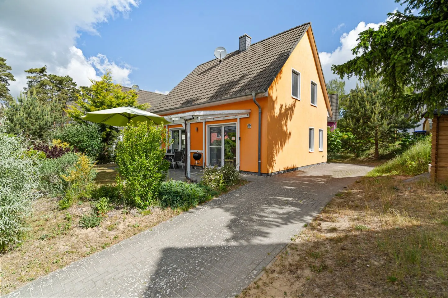 Ferienhaus Aurora Roebel Einfahrt mit Stellplätzen  Aurora