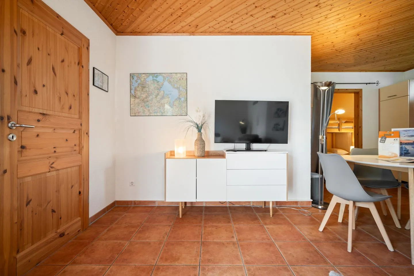 Blumenhaus Waren (Müritz) - Blumenhaus Waren Essbereich mit TV Einheit