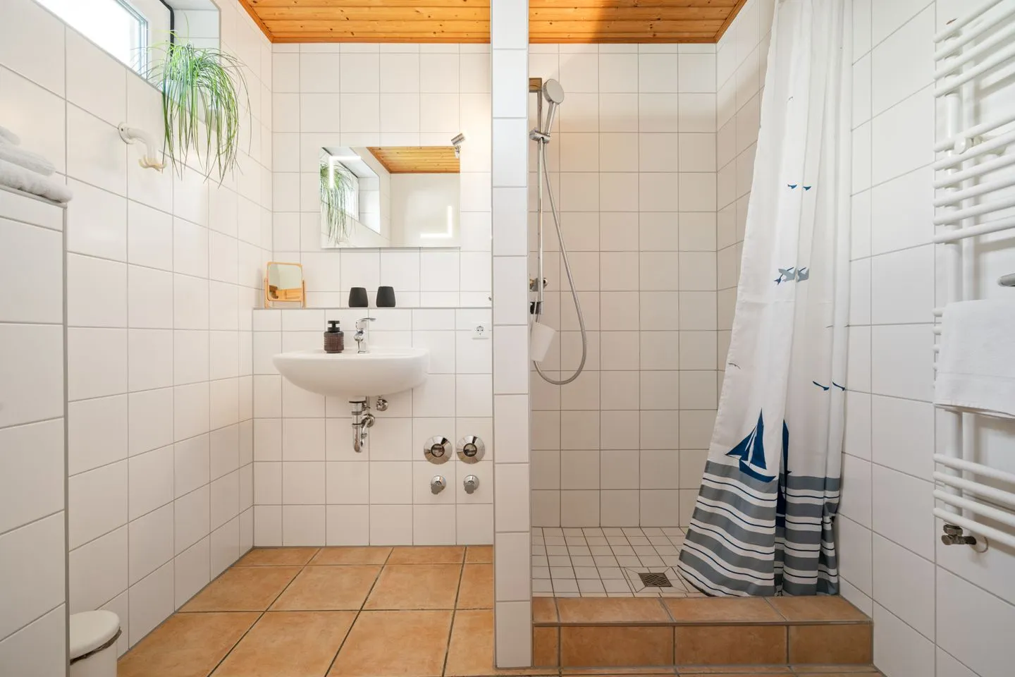 Blumenhaus Waren (Müritz) - Blumenhaus Waren Badezimmer mit Dusche