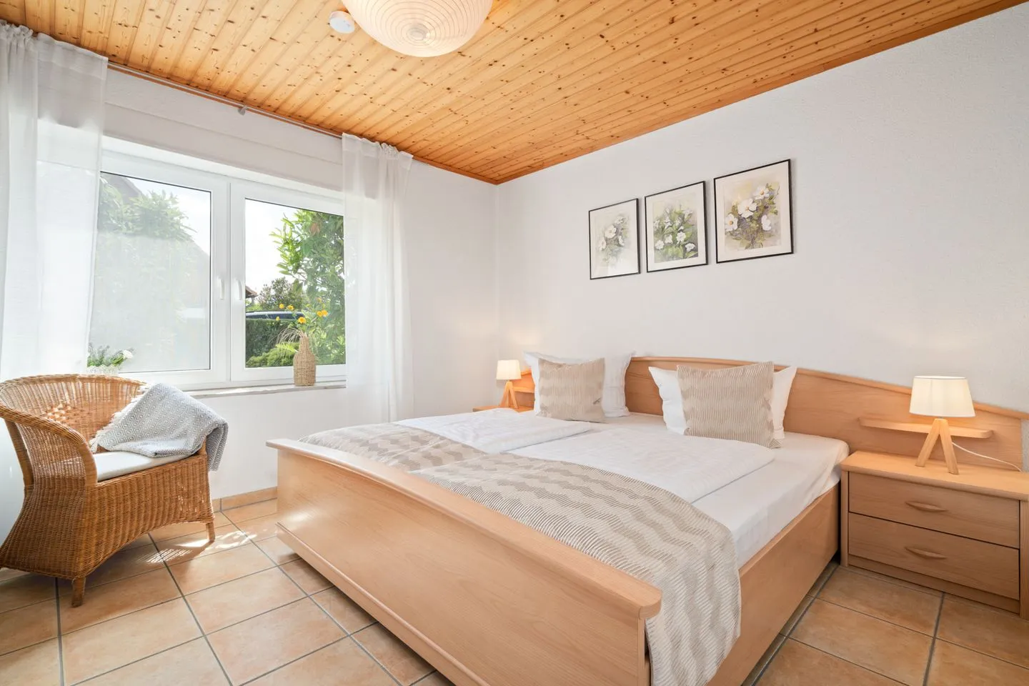 Blumenhaus Waren (Müritz) - Blumenhaus Waren Schlafzimmer mit Blick ins Grüne