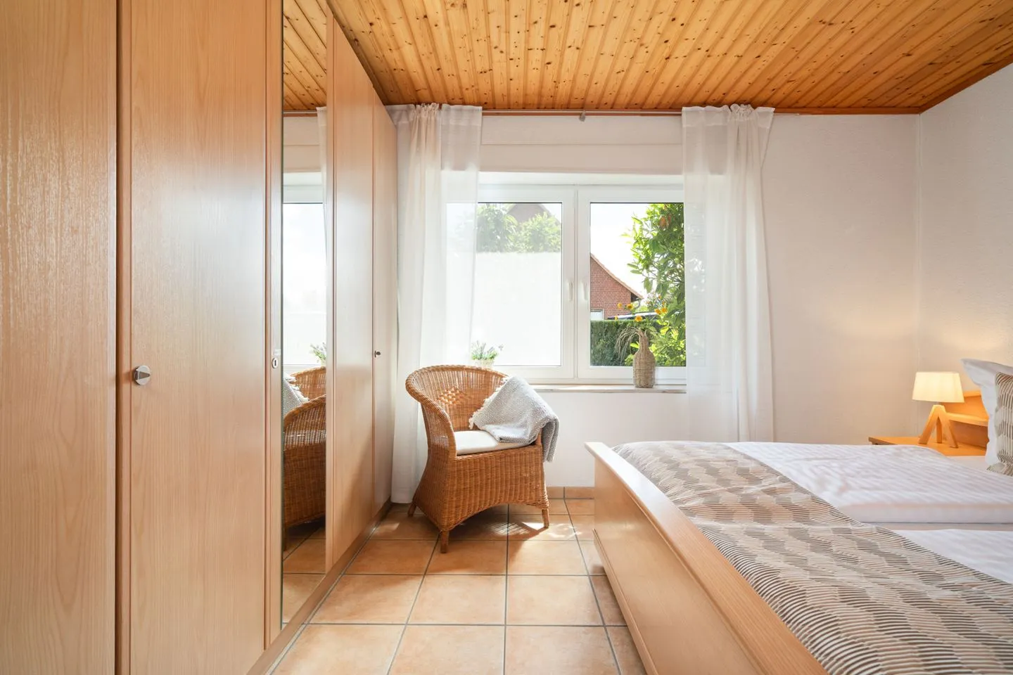 Blumenhaus Waren (Müritz) - Blumenhaus Waren Schlafzimmer mit praktischer Ausstattung