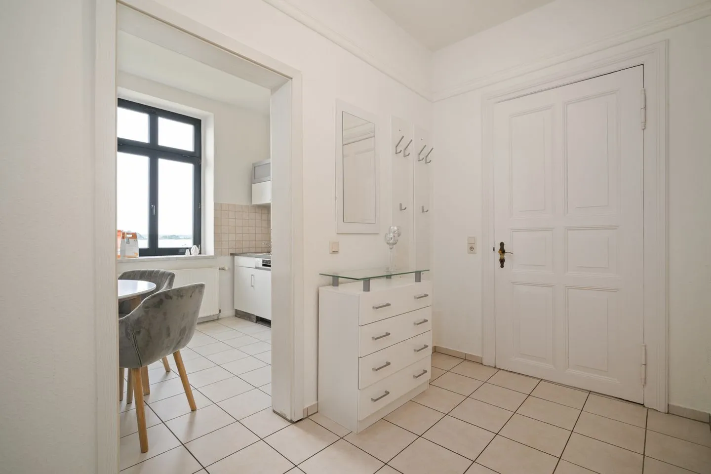 SeaView Malchow - Ferienwohnung SeaView Malchow Flur mit Zugang zur Kueche