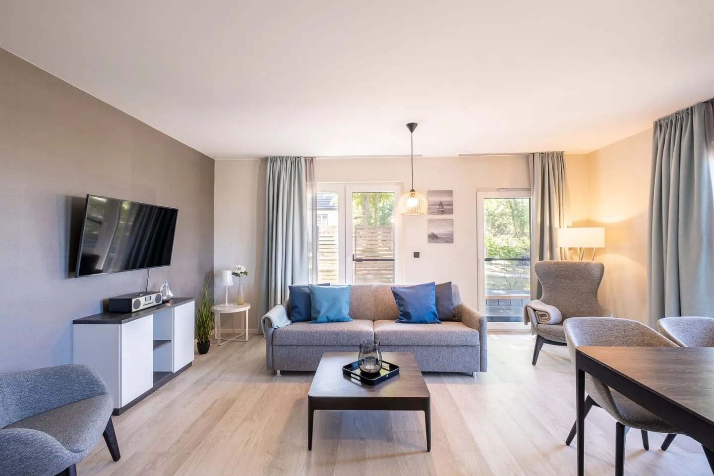 Seestern Wustrow - Ferienwohnung Seestern Wustrow offenes Wohnzimmer mit Terrassen Zugang