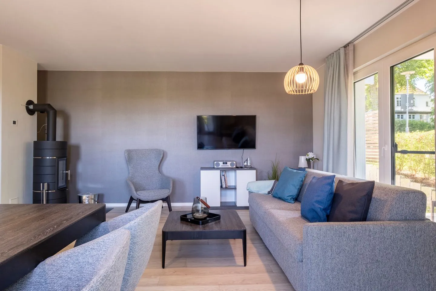 Seestern Wustrow - Ferienwohnung Seestern Wustrow offenes Wohnzimmer mit TV Wand